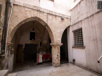 ...d� accesso a un cortile che presenta arcate in pietra medievali. Probabilmente appartenevano a un chiostro di monaci basiliani, un tempo annesso alla chiesa di Santa Maria dell�Annunziata...